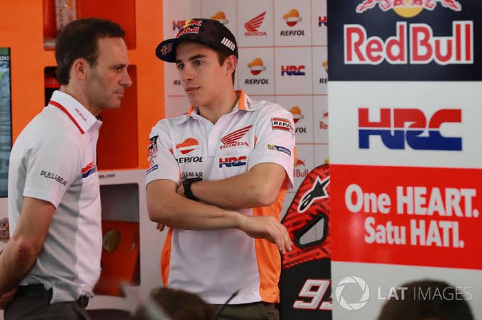 Alberto Puig bersama Marc Marquez.
