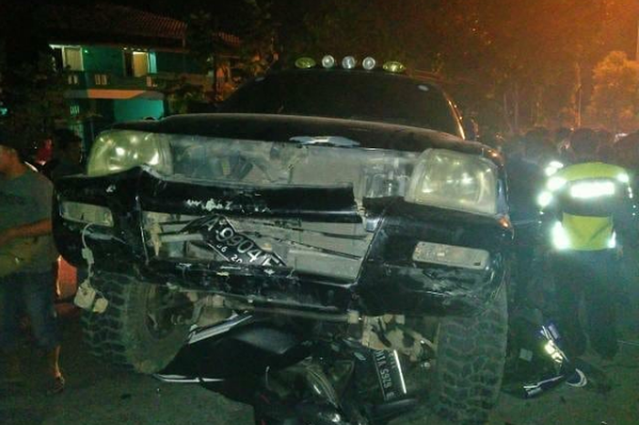 Mitsubishi Strada gilas 13 motor dan seruduk 1 pejalan kaki di Padang Sumatera Barat