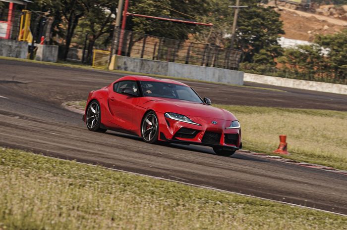 Toyota GR Supra dikonfirmasi akan memiliki versi transmisi manual.