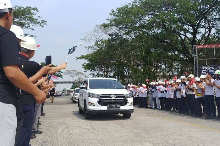 Peserta Toyota 5 Continent Drive resmi dilepas menjajal langsung jalanan di Indonesia 