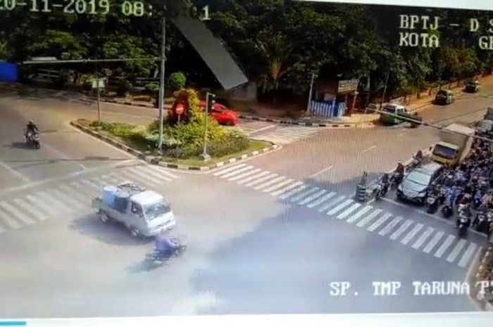 Kecelakaan maut di Jalan TMP Taruna, kota Tangerang antara kendaraan roda dua dengan mobil pikap yang menewaskan pemotor, Rabu (20/11/2019). 