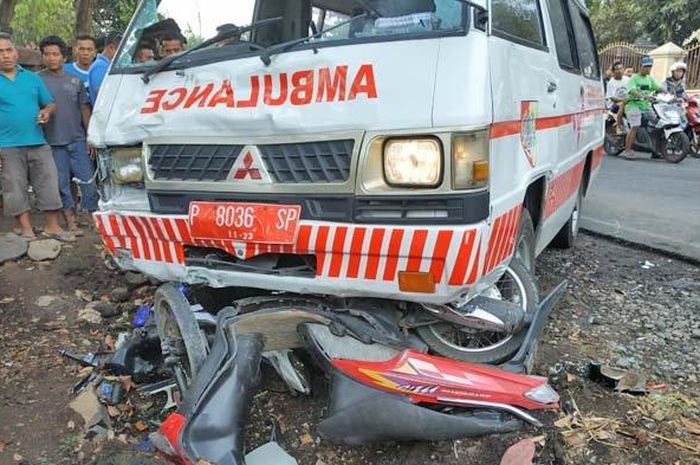 Ambulans tabrak 4 motor di Jawa Timur, motor sampai rusak berat