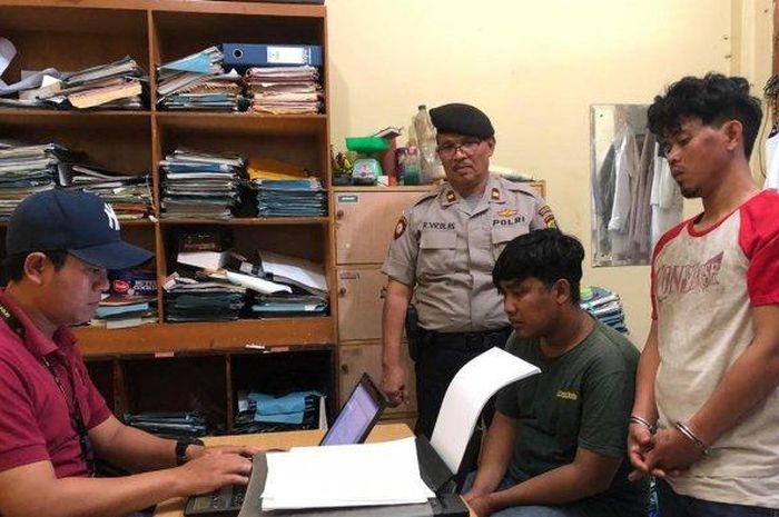 Dua pelaku pembobolan showroom sedang dimintai keterangan di Mapolsek Pamulang, Tangsel, Rabu (20/11/2019). 