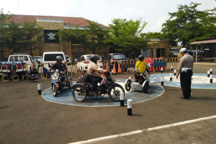 Puluhan penyandang disabilitas melakukan serangkaian tes untuk pembuatan SIM D di Satlantas Polresta Tangerang, Kamis (21/11/2019).