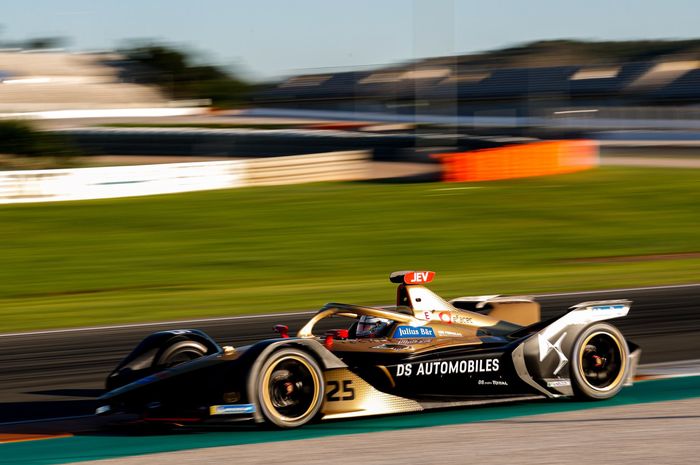 Mobil tim DS Techeetah besutan Jean-Eric Vergne di sesi tes pramusim di sirkuit Valencia.