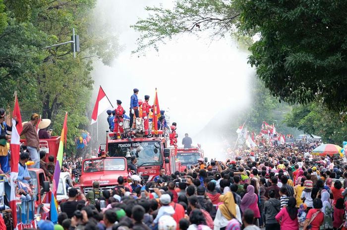 Ilustrasi mobil pemadam kebakaran Kota Surakarta di tengah kerumunan