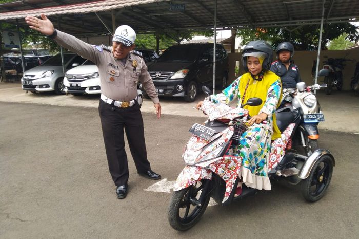 Salah satu penyandang disabilitas yang menggunakan motor yang telah dimodifikasi untuk tes SIM D