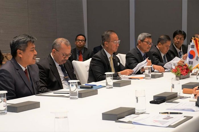 Menteri Perindustrian Agus Gumiwang Kartasasmita bersama jajaran melakukan meeting bersama para direksi dari perusahaan Korea Selatan