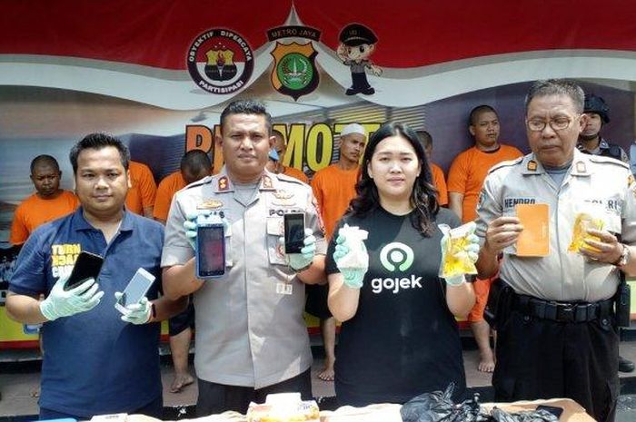 Kapolres Metro Depok AKBP Azis Andriansyah (kedua dari kiri) menunjukan barang bukti yang diamankan dari pelaku. 