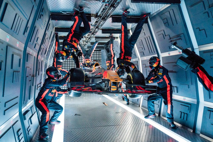 Red Bull Racing lakukan pit stop di langit