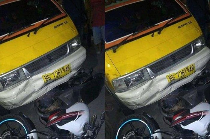 Posisi angkot Ampera-Kertapatipasca menabrak seorang pengendara motor di kawasan Jembatan Ampera Kamis (21/11/2019).