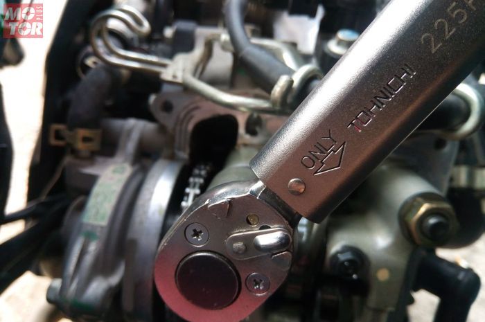 Ilustrasi kencangkan baut dengan kunci torsi