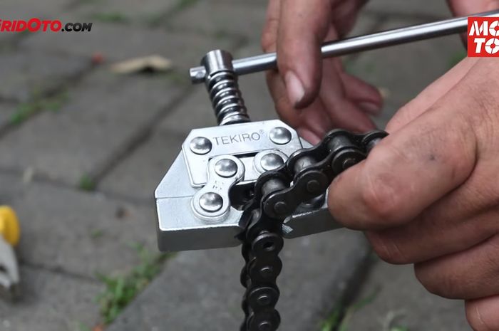 Cara memotong rantai sepeda motor menggunakan klip rantai