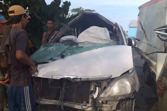 Kondisi Toyota Kijang Innova usai terbalik diterjang bus PO Putra Pelangi karena putar arah mendadak