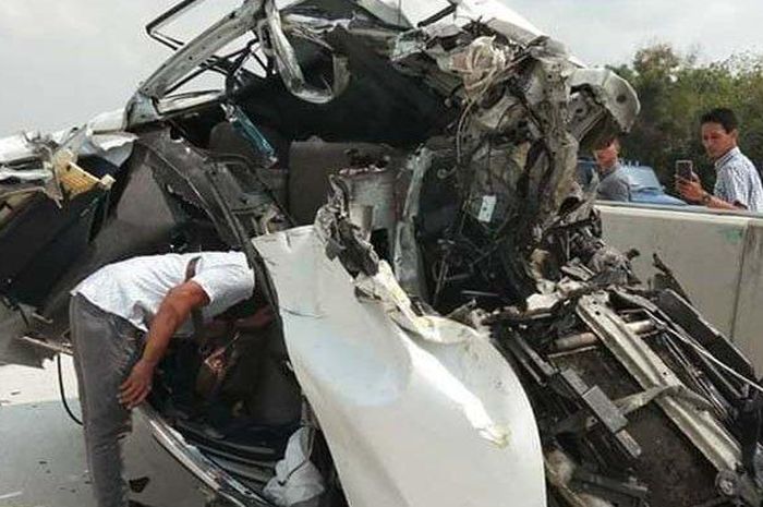  Toyota Avanza Ringsek di Tol Lampung, Jaksa Wanita Selamat dari Kecelakaan Maut Mobil Terguling, 