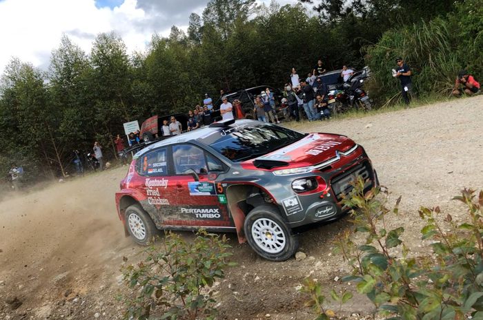 Pereli Team Jagonya Ayam, Sean Gelael saat menjalani shakedown Danau Toba Rally 2019