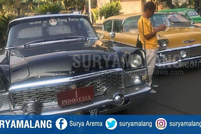 Mobil kuno koleksi anggota PPMKI yang ada di halaman depan Balai Kota Malang, Jumat (22/11/2019).