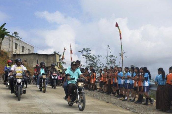 Bupati Banjarnegara Budhi Sarwono ngereyen jalan menggunakan Yamaha RX-King di Desa Duren, Kecamatan Pagedongan, Banjarnegara