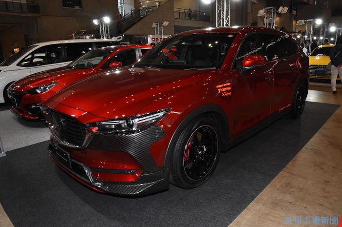 Mazda CX-8 dimodifikasi bertabur serat karbon