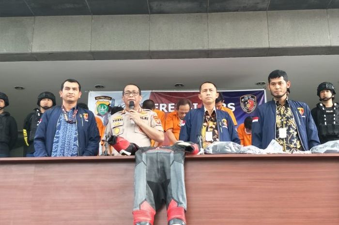 Konferensi pers pengungkapan kasus pencurian koper pembalap Oneprix asal Indonesia bernama Muhammad Murobbil Vitoni atau dikenal dengan nama Robby Sakera di Polda Metro Jaya, Jakarta Selatan, Jumat (22/11/2019). (KOMPAS.COM/ RINDI NURIS VELAROSDELA)