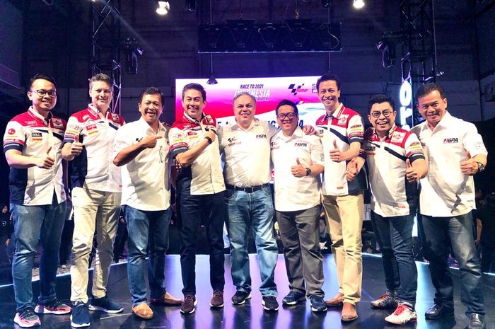 Patrick Adhiatmadja beserta rekan Federal Oil berpose bersama dengan perwakilan MGPA sebagai simbolis dukungan untuk MotoGP Indonesia di 2021