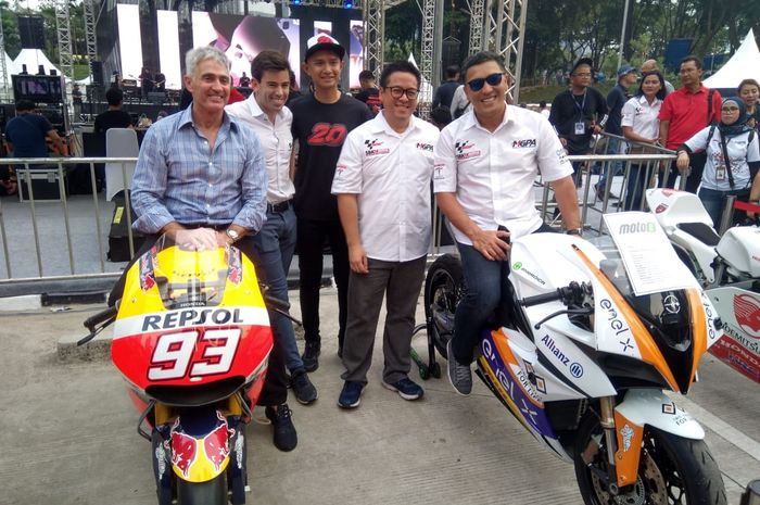 Mick Doohan (paling kiri) menaiki replika Honda RC213V milik Marc Marquez di Jakarta (23/11)