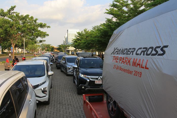 Mitsubishi Xpander Cross diarak keliling Kota Solo saat peluncurannya.