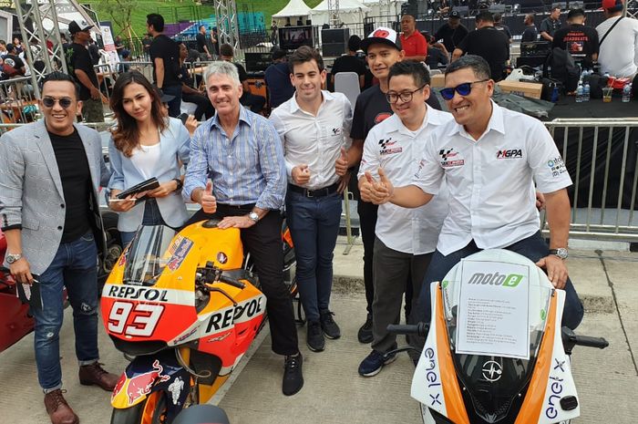 MIck Doohan diapit Carlos Ezpeleta, Abdulbar M Mansoer, Ricky Baheramsjah, Dimas Ekky Pratama di acara Race to 2021 di SCBD, Jakarta Pusat (23/11)