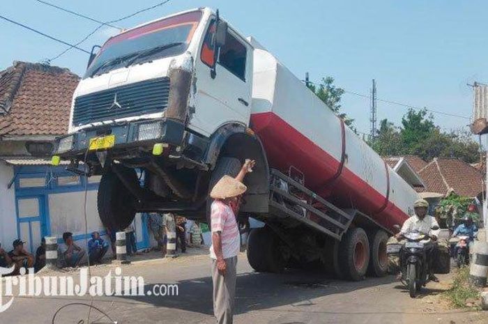 Truk plat nomor B 9655 JY mengalami kecelakaan tunggal di Jalan Raya Tlogowaru, Kota Malang pada Sabtu (23/11/2019). 