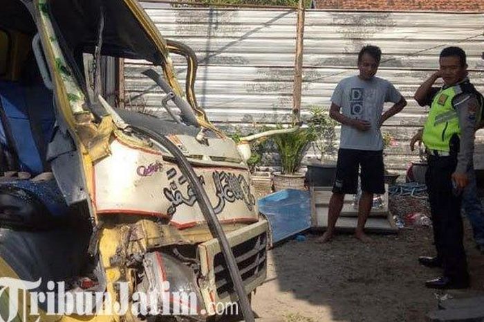 Truk Mitsubishi yang menabrak rumah di Desa Palrejo Kecamatan Sumobito, Jombang.