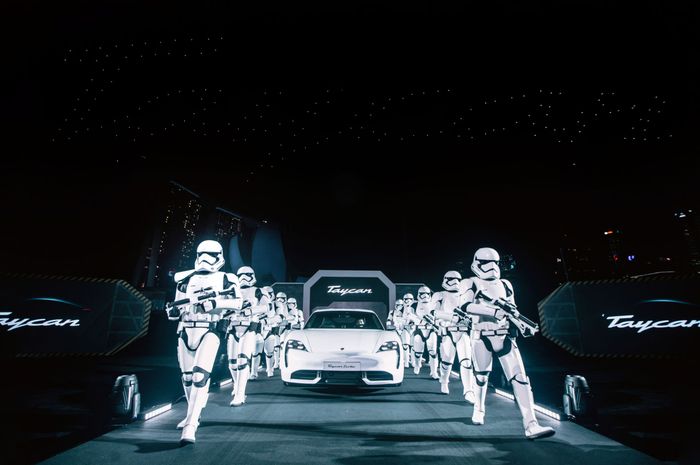 Peluncuran Porsche Taycan di Kawasan Marina Bay, Singapura dikawal oleh prajurit Stormtrooper dari film Star Wars