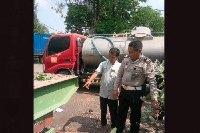Kanit Kecelakaan Lalu Lintas Laka Lantas Satlantas Polrestabes Surabaya AKP M Faqih saat melakukan olah TKP untuk menguak penyebab kecelakaan 