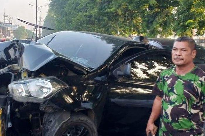 Mobil Datsun Go yang menabrak tiang PJU median Jalan A Yani, Desa Seruni, Kecamatan Gedangan, Kabupaten Sidoarjo, Senin (25/11/2019).  