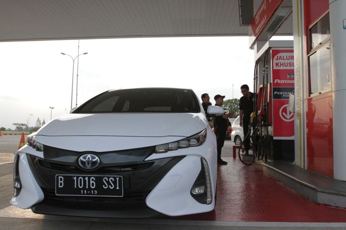 Prius PHEV (Plug-in Hybrid Electric Vehicle) merupakan versi lebih advanced