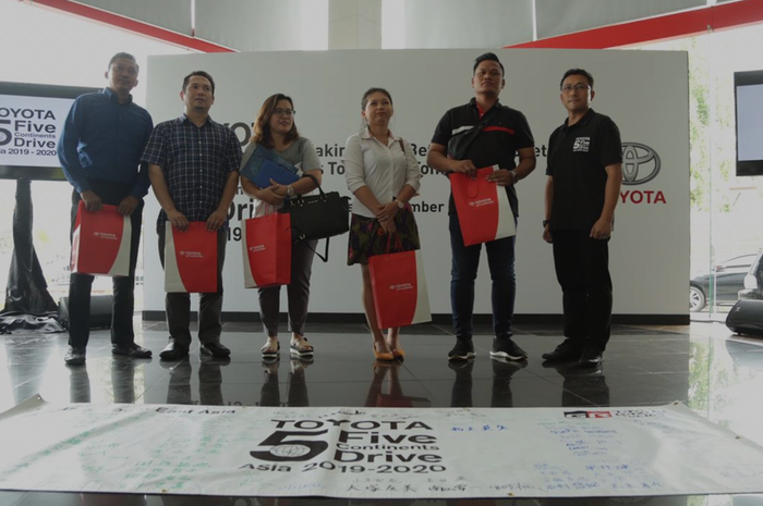 Tim 5 Continents Drive Asia 2019&ndash;2020 mengunjungi rumah konsumen dan dealer resmi Toyota di wilayah Jakarta pada Senin (11/11/2019) yang lalu.