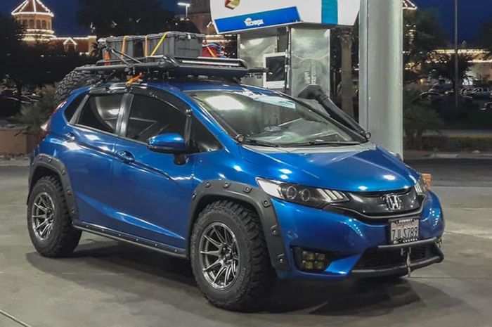 Modifikasi Honda Jazz bergaya off-road