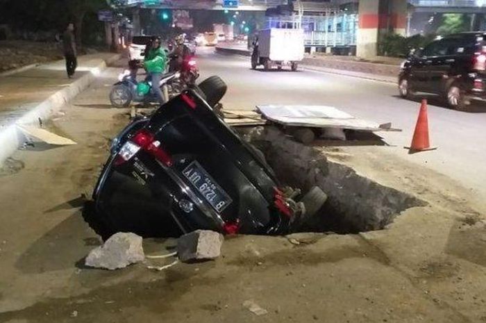 Daihatsu Xenia nyemplung ke lubang dengan kondisi bodi setengah terbalik