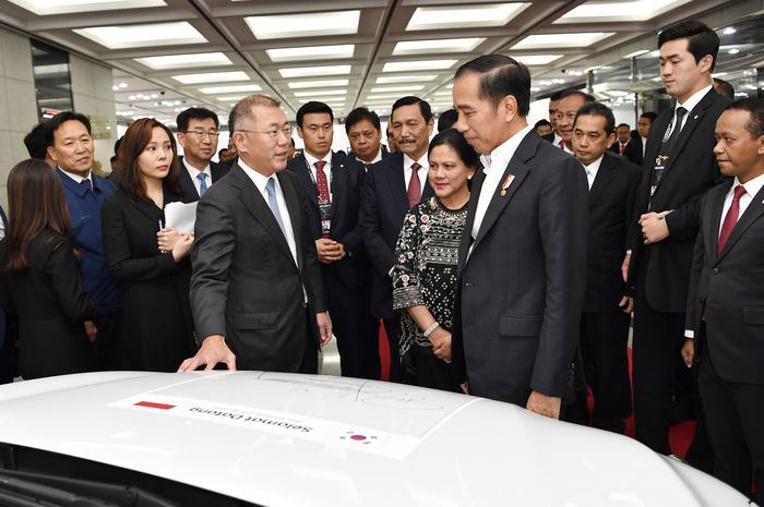 Euisun Chung, Executive Vice Chairman of Hyundai Motor Group bersama Presiden Republik Indonesia, Joko Widodo.