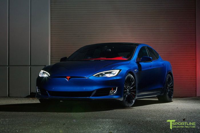 Modifikasi Tesla Model S dengan gaya Superman