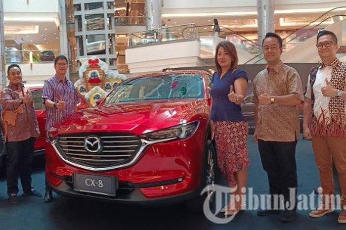 (3 dari kiri) Arman Arfandy selaku President Direktur PT Eurokars Motor Indonesia saat diacara peluncuran 'All-New Mazda CX-8' di Galaxy Mall Surabaya, Selasa (26/11/2019).   