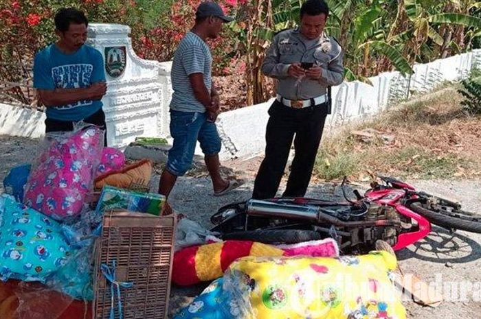 Suzuki Satria terkulai lemas setelah bersenggolan dengan Truk Mitsubishi di Jombang Jawa Timur