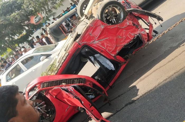 VW Golf GTi Hancur usai terbang, lompat dari atas flyover dikecepatan 104 kilometer per jam