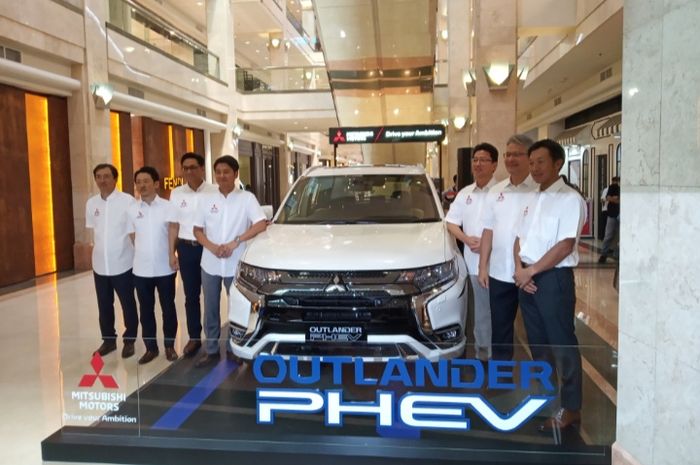 PT Mitsubishi Motors Krama Yudha Sales Indonesia meresmikan quick charging di Plaza Senayan, Jakarta