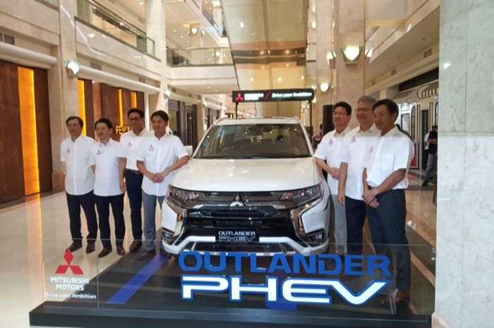 PT Mitsubishi Motors Krama Yudha Sales Indonesia meresmikan quick charging di Plaza Senayan, Jakarta