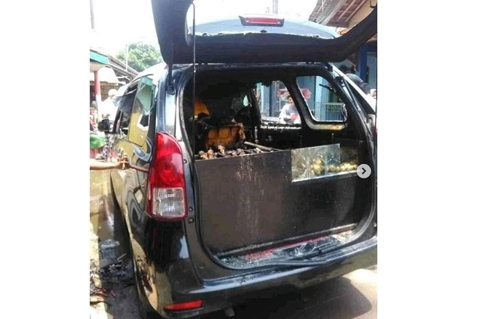 Toyota Avanza milik penjual tahu bulat terbakar