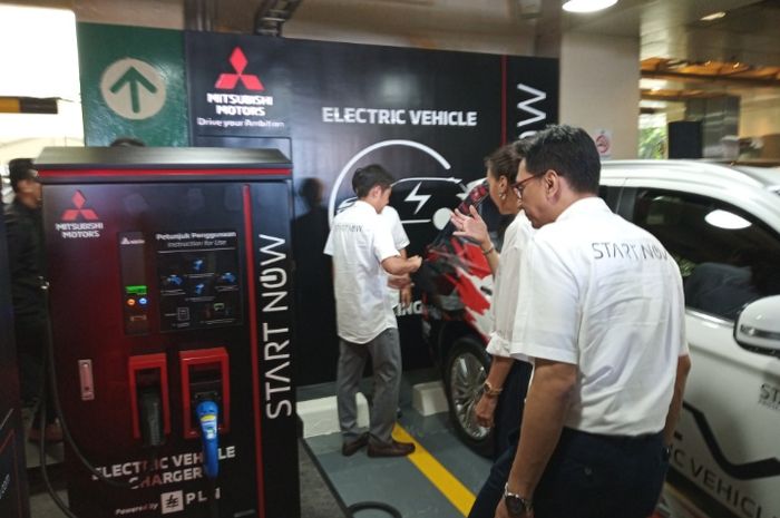 Quick charger Mitsubishi di Plaza Senayan, Jakarta.