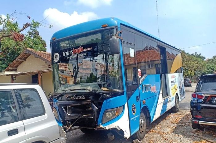 Seorang pemotor meninggal dunia setelah ditabrak bus Transjogja yang menerobos lampu merah.