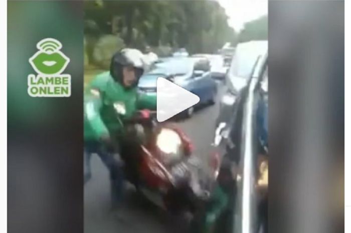 Driver ojek online tabrak mobil perekam kejadian