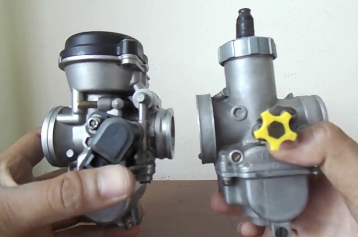 Perbandingan karburator vakum (kiri) dan karburator mencurigakan (kanan)