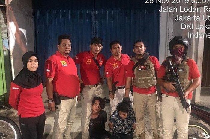 Tim Tiger Alpha Polres Metro Jakarta Utara menangkap dua pemuda pengangguran yang kedapatan membawa sajam. 